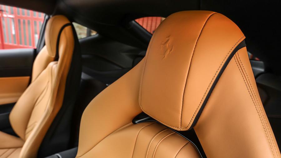 Детали интерьера Ferrari 812 Superfast 2017 года  (фото 51 из 91)